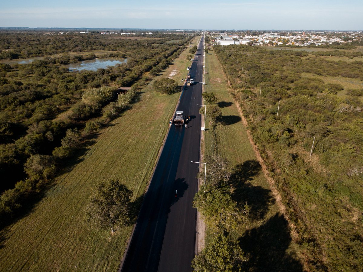 JPValdesok's tweet photo. Avanzamos con arreglos de rutas en toda la provincia, priorizando las productivas y las que mejoran la seguridad vial de los correntinos. En la Ruta Provincial N°27, acceso a #Goya, reparamos calzada y pavimentamos banquinas, obras que tenemos previstas hasta #Lavalle. https://t.co/9Ij6KlomRa