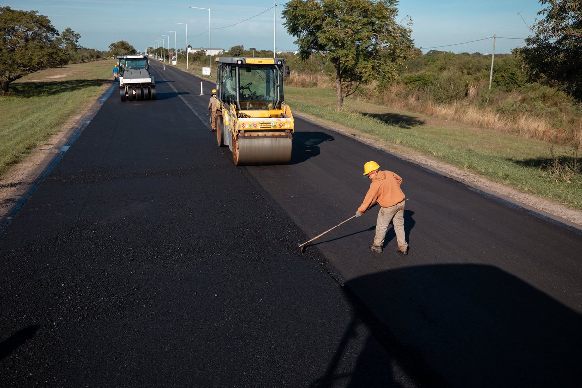 JPValdesok's tweet photo. Avanzamos con arreglos de rutas en toda la provincia, priorizando las productivas y las que mejoran la seguridad vial de los correntinos. En la Ruta Provincial N°27, acceso a #Goya, reparamos calzada y pavimentamos banquinas, obras que tenemos previstas hasta #Lavalle. https://t.co/9Ij6KlomRa