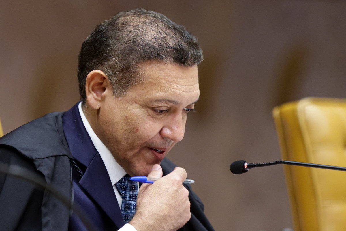 BlogdoNoblat's tweet photo. O questionário aplicado pela Atlas mostra que as perguntas sobre intenção de voto aparecem logo no início do levantamento. Os cenários de primeiro turno começam na terceira questão, e os de segundo turno, na oitava. Apenas a partir da questão 11 surgem perguntas relacionadas ao Banco Master. O áudio da conversa entre Flávio e Vorcaro é exibido ao final da pesquisa, quando o entrevistado já respondeu a todo o questionário. Nunes Marques só fez lembrar que deve sua indicação ao STF a Jair Bolsonaro, o único ex-presidente do Brasil condenado por tentativa de golpe de Estado.