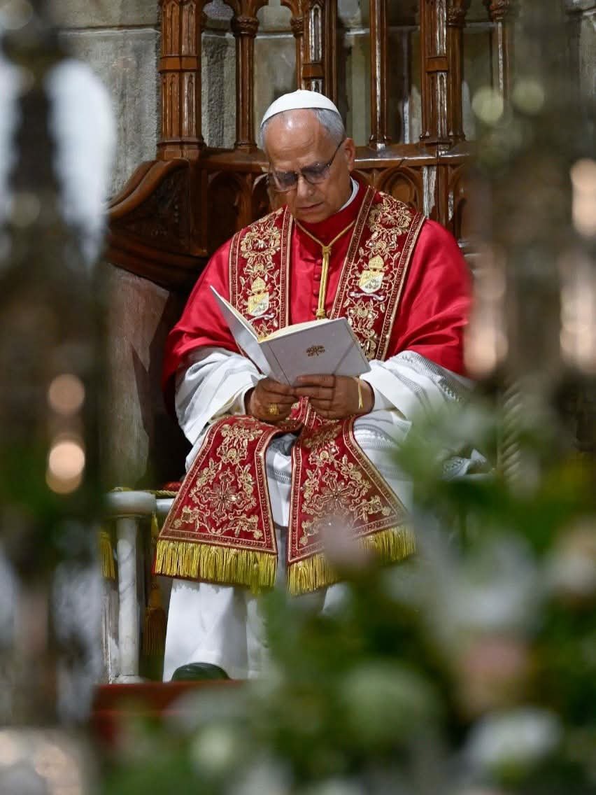 FrUgochukwu's tweet photo. DO YOU KNOW ABOUT THE DIVINE HOURS IN THE CATHOLIC CHURCH?

In the Catholic Church, the Divine Hours (also called the Liturgy of the Hours or the Divine Office) are the official daily prayers of the Church that sanctify the different hours of the day with psalms, readings, hymns, and prayers. 

Priests and religious are 'obliged' to pray them (especially the major hours), while many lay faithful also participate.

The hours include:
1. Office of Readings: It is traditionally prayed during the night or early morning. It contains longer Scripture readings and writings from the Church Fathers or saints. It focuses on meditation and spiritual      reflection.

2. Morning Prayer (Lauds): It is prayed at dawn or in the morning. One of the two “hinge hours” of the Divine Office and dedicated to praising God at the beginning of the day.

3. Daytime Prayer:
They are divided into three smaller Hours:
Terce - around 9 a.m.
Sext - around 12 noon
None - around 3 p.m.
They sanctify the working hours of the day.

4. Evening Prayer (Vespers): It is prayed in the evening around sunset. It is another major “hinge hour” in addition to the Office of the Readings and Lauds. It is usually a prayer of thanksgiving for the day.

5. Night Prayer (Compline): It is the final prayer before sleep and it focuses on examination of conscience, trust in God, and peaceful rest.

The roots of these Hours go back to Jewish prayer traditions and the practice of the early Christians, who prayed at fixed times of the day (cf. Psalm 119:164; Acts 3:1), and the purpose is to consecrate time itself to God, so that the entire day becomes an offering of prayer.

📷: Pope Leo praying the Sext today at the Barcelona cathedral.
