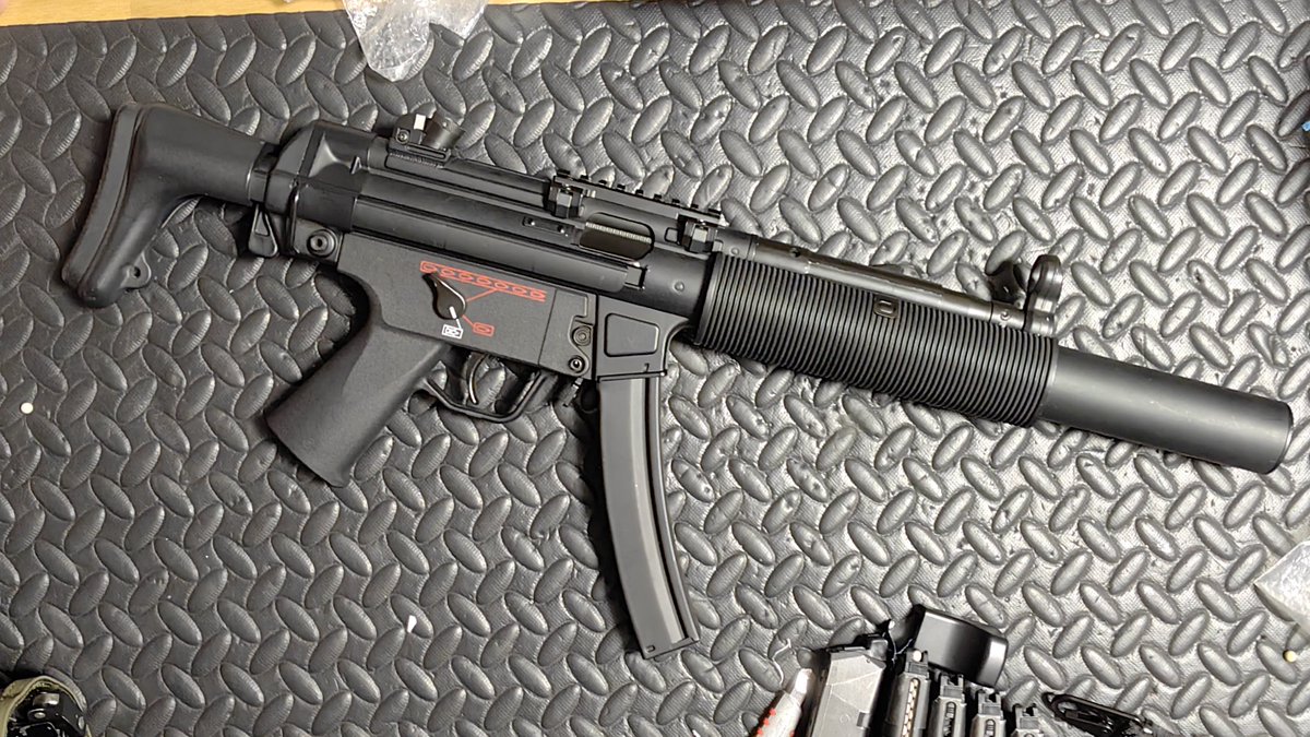 Vulcan451's tweet photo. G&amp;G  MP5SD6（TGM Q6）
またSD6 笑
とっくの昔に廃盤になった旧型のこれが欲しかった理由てのが
・接点スイッチのトリガー
・メタルMP5の中でも2750gと軽量(アルミ合金？)
・エアを使ったブローバック
・メタル製サプとその固定方法
・バレルとメカボへのアクセスが容易
等々〜
さて色々弄ってくぞ。 https://t.co/7whXXL804S