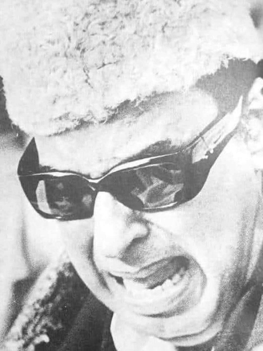 kayaldevaraj's tweet photo. கண்ணீர் விட்ட புரட்சித்தலைவர்

( This iconic photo was taken by KOTHANDARAMAN for the THE HINDU )

அமெரிக்காவில் சிகிச்சை முடிந்து, 1985 பிப்ரவரி 10 அன்று சென்னை திரும்பிய புரட்சித்தலைவர் எம்.ஜிஆர், மக்களை நேரில் சந்திக்க ஏற்பாடு செய்யப்பட்டிருந்த மேடை மீது ஏறி நின்று, இரவு பகலாக தனக்காக பிரார்த்தனை செய்து, கண் விழித்திருந்து 
தன்னைக் காண காத்திருந்த வட்சக்கணக்கான மக்களைப் பார்த்து உணர்ச்சிவசப்பட்டு கண்ணீர் விட்ட காட்சி.