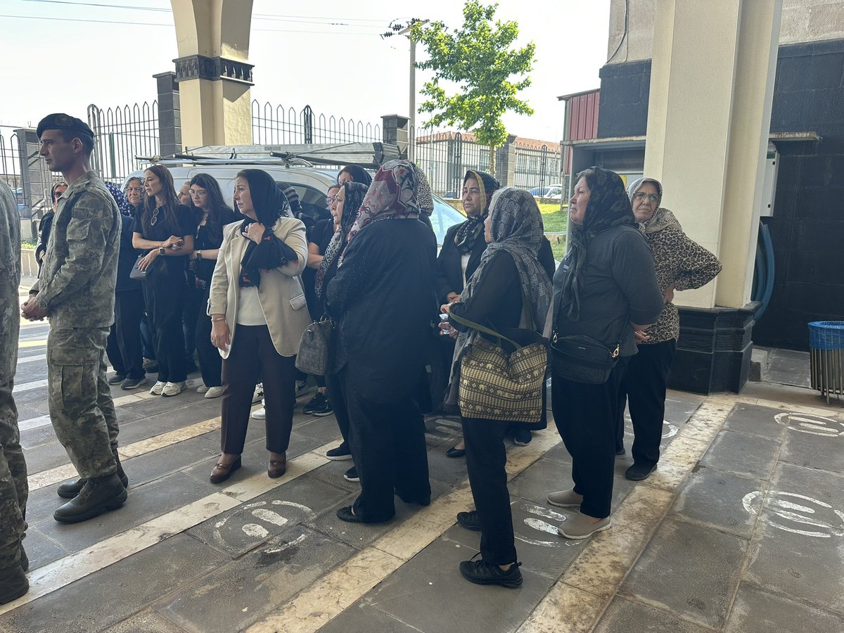 kilichulya_'s tweet photo. Şehitkamil Belediye Başkan Yardımcımız Sn. Yusuf AÇIKGÖZ’ün kıymetli kayınpederi, Kıbrıs Gazimiz Nuh TURAN’ın cenaze törenine katılarak son görevimizi yerine getirdik.

Vatanımız uğruna büyük fedakârlıklar gösteren merhum gazimize Allah’tan rahmet; Sn. Yusuf AÇIKGÖZ başta olmak üzere ailesine, yakınlarına ve sevenlerine sabır ve başsağlığı diliyorum.

Kahraman gazimizin mekânı cennet, makamı âli olsun. 🇹🇷

@umutymz 
@AslansoyHakan69