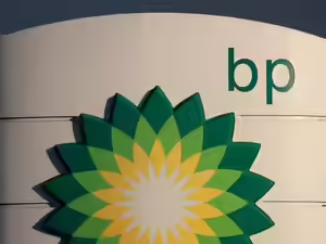 PrakharShrigyan's tweet photo. #BP is reorganising its business into two core units:
#upstream
#downstream
#GordonBirrell will lead the upstream operations, while #RichardHarding takes charge of downstream on an interim basis.
This strategic shift aims to simplify operations and refocus on oil and gas.
#Renewable energy investments will be scaled back.