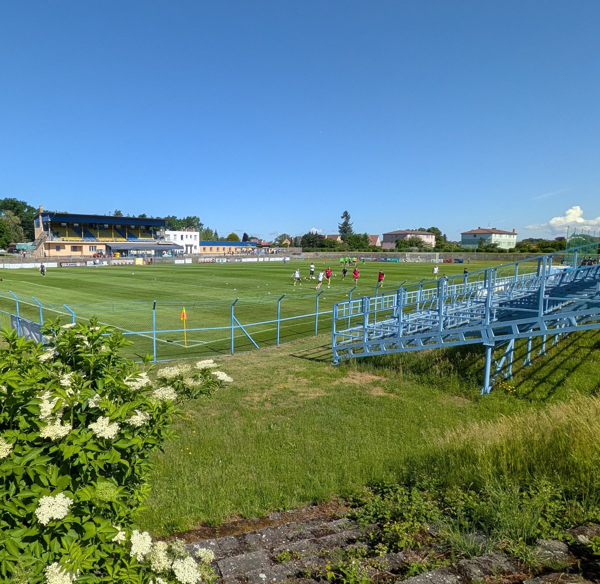 unia_berlin's tweet photo. 06.06.2026 FK Benesov - FK Slavoj Cesky Krumlov 5:1, 4.Ceska Fotbalova Liga Sk.A CZ(4), Mestsky Stadion Benesov, 200(15)

Endlich das schöne Stadion in Benesov besucht, der heimische Fußballklub sichert sich mit dem heutigen Sieg den Aufstieg in die dritte Liga.

#groundhopping https://t.co/NoeuQfHyog