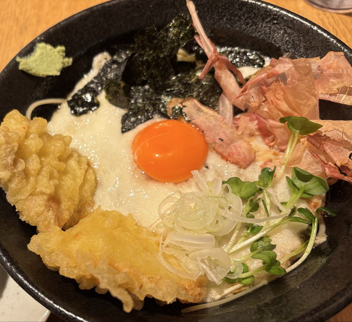 w161u's tweet photo. #ジュペダイアリー

お昼はとろろ蕎麦でした
鶏天がついてました
玉子もあるからタンパク質しっかりですよね

お蕎麦はすごく好きでもないけどとろろがあるとすごく食べたくなります

今からは冷たいとろろ蕎麦がおいしくなりますね🥢 https://t.co/qZVVllnO25