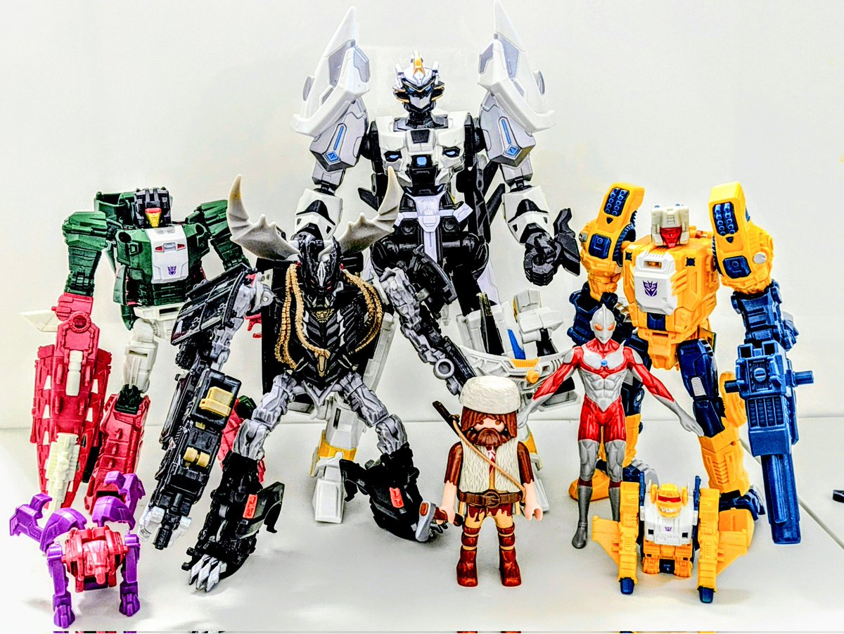 toython's tweet photo. アメイジング商店街戦果
一昨日〜今日と忙しくてやっと開封

TFはスカルとウィアードウルフ、クランクケース
他にはプレモと中央の謎ロボとウルトラマン

謎ロボは中国のドラゴンフォースってシリーズの2作目？の(多分)劣化コピー品
どうやら劇中にウルトラマンを出したとかで円谷がオコだったとか？ https://t.co/Mw9nW6poKU