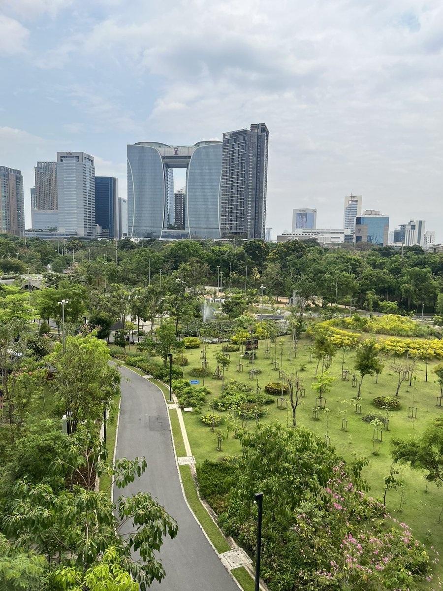 lovefishbear's tweet photo. この公園Me&amp;Theeでも散々登場した公園。この橋はダブル聖地になりました💫

🛝🌳🏙️ https://t.co/oNs4ZGpzWN