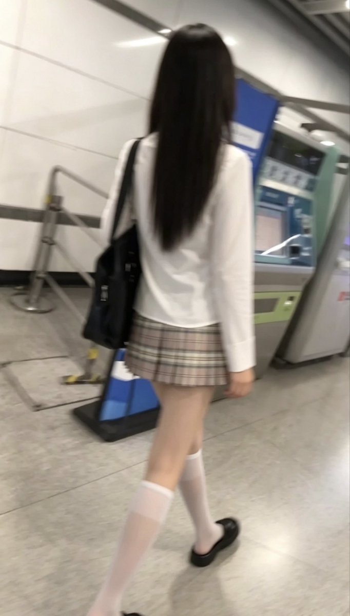 zjj874768178's tweet photo. 今天要她穿了jk，偷拍两张。主要不是自己喜欢，是因为她说公司有个猥琐同事整天看喜欢看jk动漫 https://t.co/tgccy9DMi0