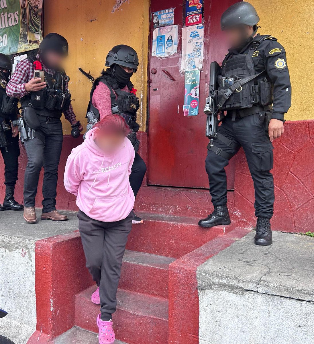 PNCdeGuatemala's tweet photo. Presunta extorsionista es capturada en el barrio El Gallito, zona 3
Tenía dos órdenes de captura por extorsión, además tiene un ingreso a prisión por extorsión, en el año 2024.
Policías de la #DIDAE reportan la detención de Ana Patricia Cotzajay Velásquez, de 33 años https://t.co/glMNzaeidu