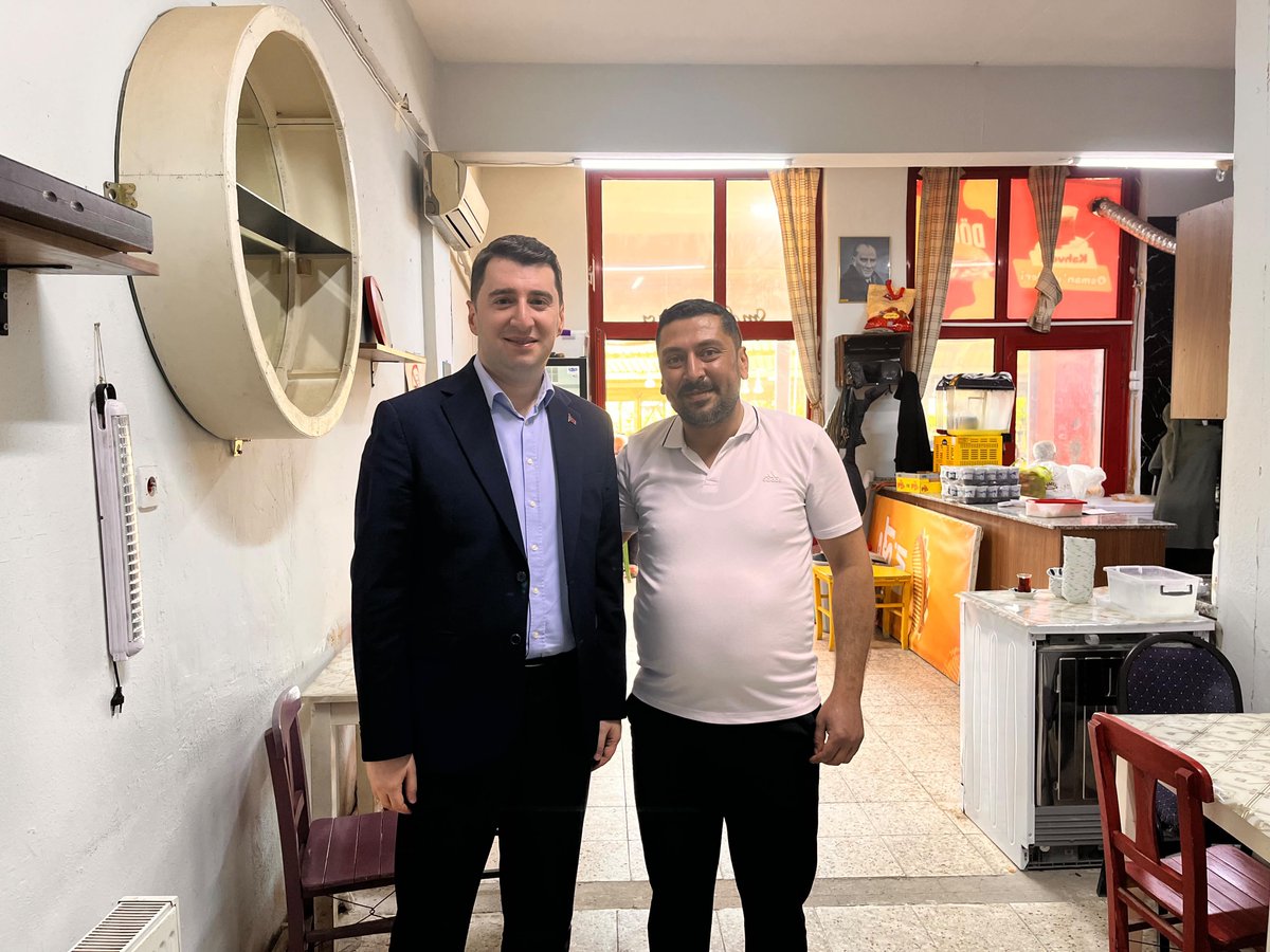 TCsindirgi's tweet photo. 📍Esnaf Ziyareti 

Kaymakamımız Doğukan Koyuncu; ilçemiz esnaflarından Erenler lokantası sahibi Zafer Eren ve Yeşilçam Çay Evi sahibi Osman Kocadağ’ı ziyaret ederek hayırlı işler diledi. https://t.co/s6tWl7DifV
