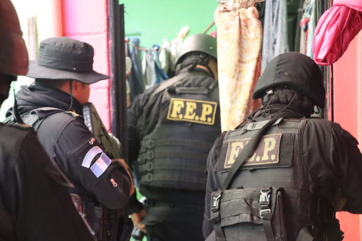 PNCdeGuatemala's tweet photo. Presunta extorsionista es capturada en el barrio El Gallito, zona 3
Tenía dos órdenes de captura por extorsión, además tiene un ingreso a prisión por extorsión, en el año 2024.
Policías de la #DIDAE reportan la detención de Ana Patricia Cotzajay Velásquez, de 33 años https://t.co/glMNzaeidu