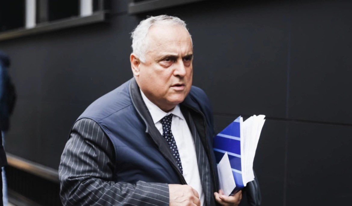 AllRoundLazio's tweet photo. 🗣️| “A noi non interessa del #Flaminio, ma solo che #Lotito se ne vada. Lui sta qui solo per una sua convenienza. lo non ho mai visto uno che sta qui, ci rimette dei soldi ed è pure contestato. Se non molli è perché hai altri interessi”.

🎙️• Bruno #Giordano, @RadioLaziale https://t.co/KojEUz6dIc