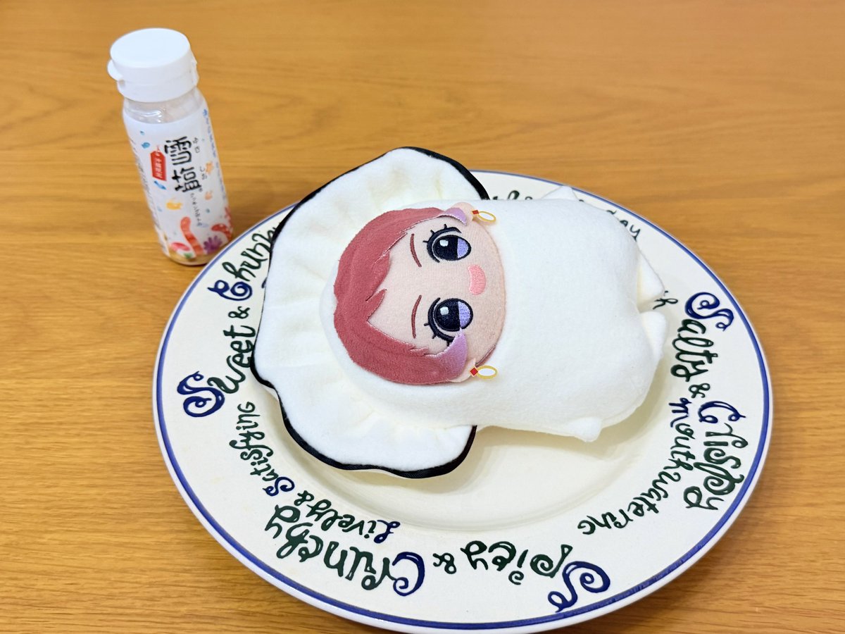 mightydoro's tweet photo. おやすみ花海牡蠣…専用の丸いベッドでお眠り…

花海牡蠣「おやすみなさい！けどベッドにしては硬いわね！あとこのお塩は何かしら？」

いや、レモン切らしててさ…

花海牡蠣「何の話をしてるの！？」

まあ、ポン酢でもいいんだけど…

花海牡蠣「何！？何の話！？怖いわ！！」
#初星学園ぬいぬい部 https://t.co/UI70Zs1VDC