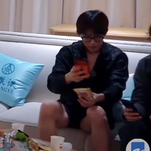 soonyunqi's tweet photo. I was rewatching this episode and suddenly noticed that Winwin seems to be eating Indonesian snack, Mie Gemez Enaak https://t.co/eu4x0eGniS