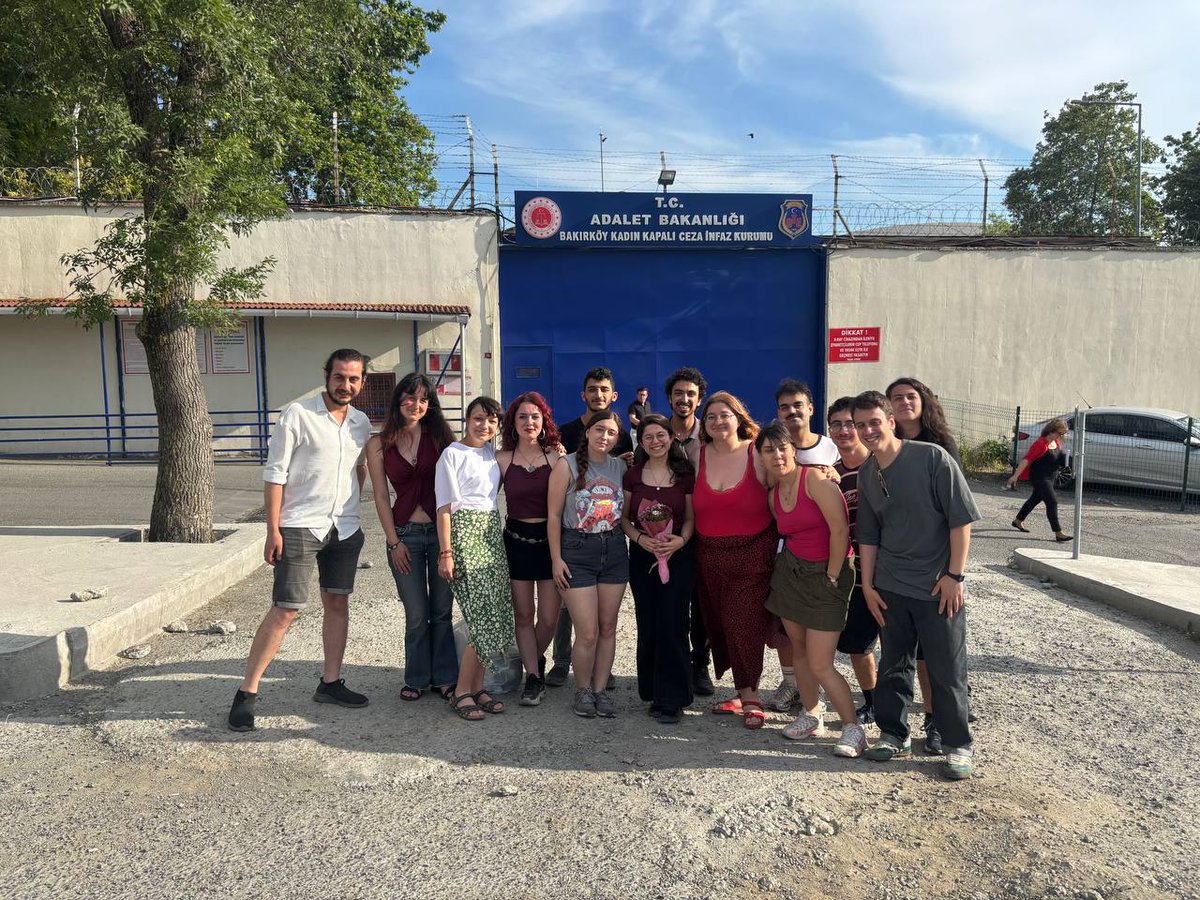 skmresmi2's tweet photo. 3 Şubat'tan bu yana tutsak edilen Genel Meclis üyemiz Berfin Polat, bugün görülen duruşmasında tahliye edildi. 

Tüm saldırıların karşısında kadın özgürlük mücadelemizi büyütmeye devam edeceğiz.

Hoş geldin yoldaş! https://t.co/nW1spYTbVH