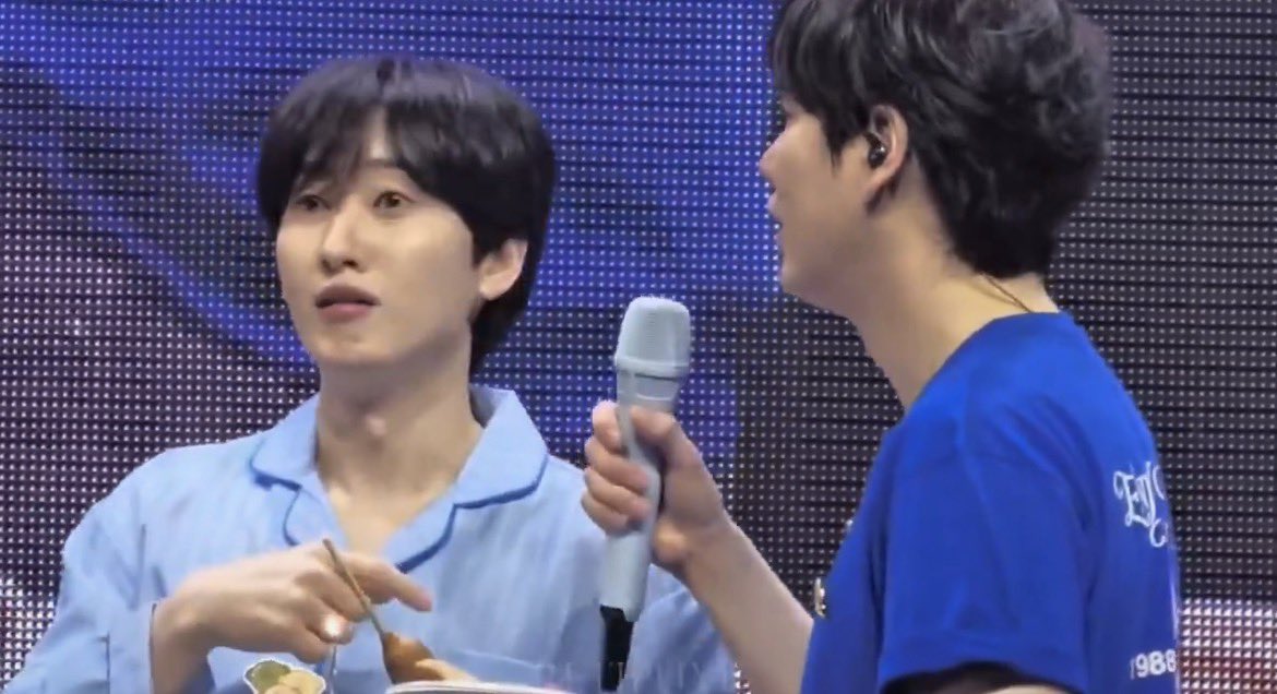 bunnyhyukkie's tweet photo. it's just way too fun to tease him until he pouts 😭 https://t.co/j19HNQ2qXo