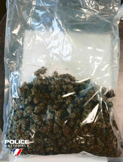 PoliceNat69's tweet photo. #Interpellation | Vendredi 05/06 à #Lyon 3e, les #policiers du Rhône ont interpellé le conducteur d'un véhicule transportant 2kg de stupéfiants dont 1kg de cocaïne
➡️ Placé en garde à vue
⚖️ Présenté à la justice hier : 2 ans de prison dont 1 an de sursis probatoire pendant 2 ans https://t.co/seZkGEN66s