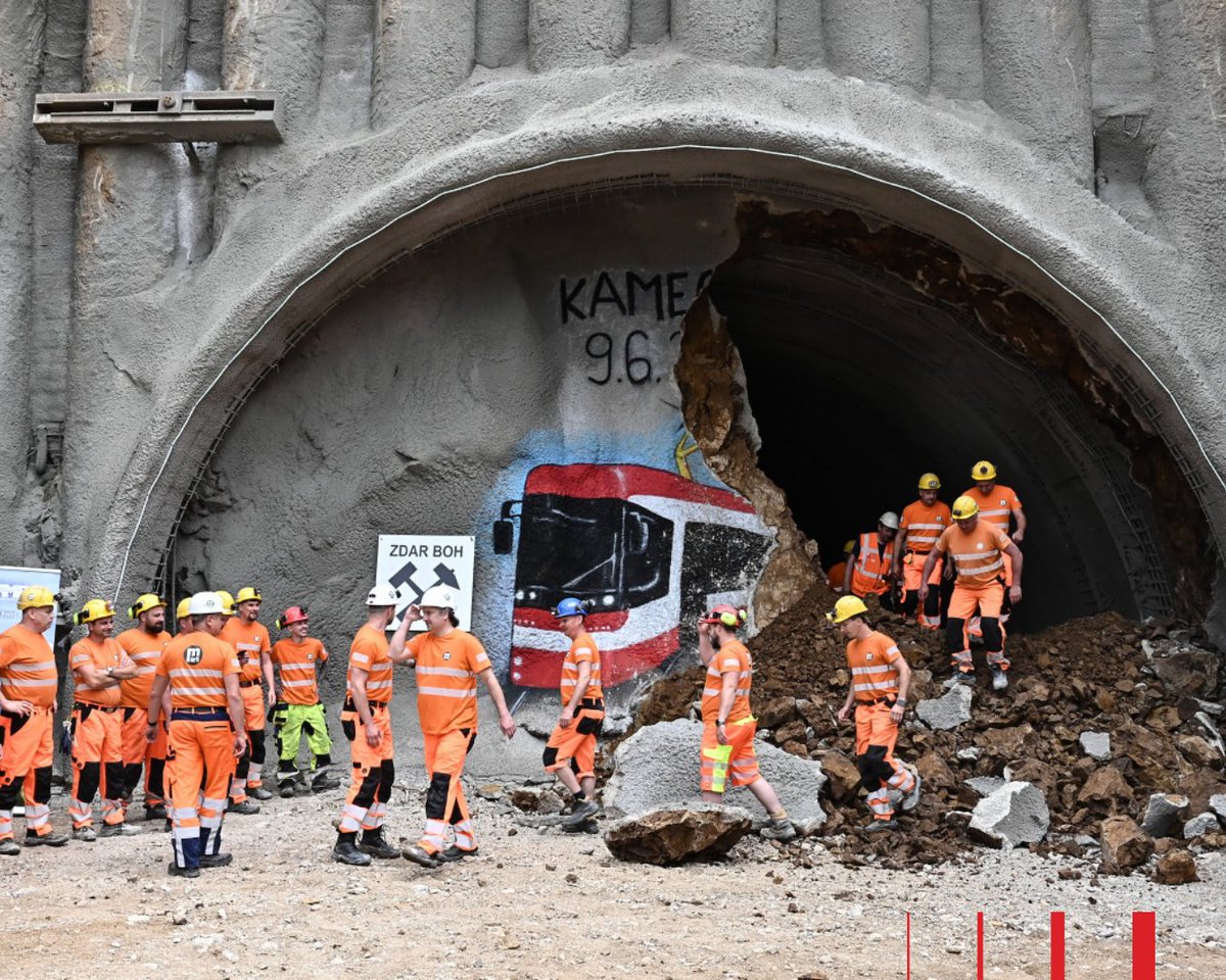 brnomycity's tweet photo. Za 115 dní zvládli stavbaři vybudovat tramvajový tunel na Kamechy. Bylo na to potřeba 105 řízených odstřelů, 4 700 kg trhaviny a vytěžilo se na 40 tisíc tun materiálu. https://t.co/SYwfWkp8wn