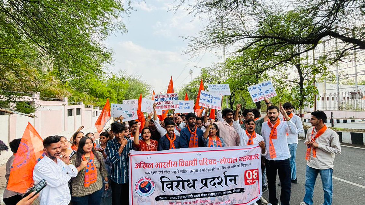 ABVPVoice's tweet photo. अभाविप भोपाल महानगर द्वारा मध्यप्रदेश कर्मचारी चयन मंडल कार्यालय के समक्ष विरोध प्रदर्शन किया गया तथा हाल ही में वनरक्षक, जेल प्रहरी एवं अन्य भर्ती परीक्षाओं के निरस्त होने के विरोध में ज्ञापन सौंपा गया।

अभाविप ने मांग की कि परीक्षा निरस्तीकरण के कारणों की उच्च स्तरीय जांच कराई जाए तथा इस प्रकरण में दोषी पाए जाने वाले व्यक्तियों के विरुद्ध त्वरित, निष्पक्ष एवं वैधानिक कार्रवाई सुनिश्चित की जाए।

#ABVP