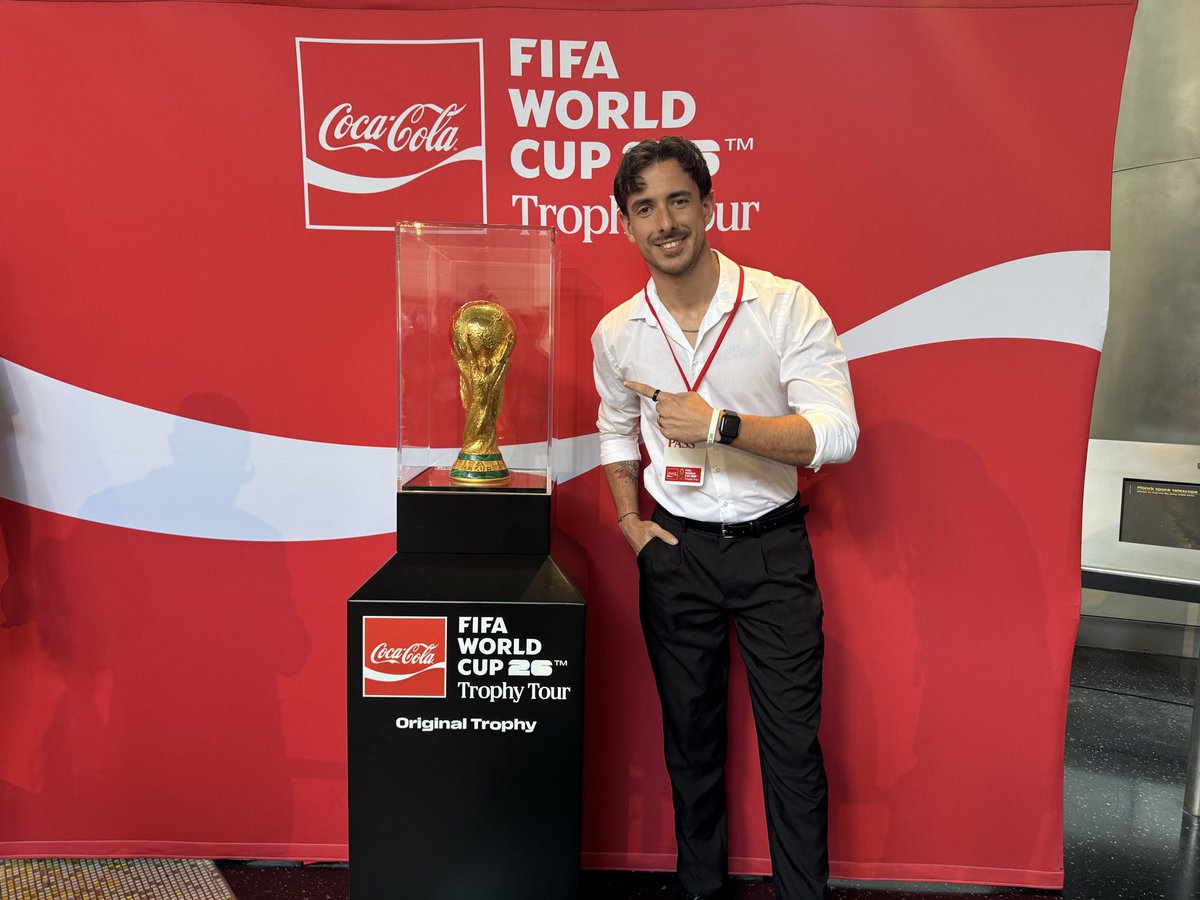 RiverPlateBK's tweet photo. La Copa del Mundo anda viajando por todo el país y tuvo una parada en NYC, donde @AngelRadicci tuvo la oportunidad de posar con ella. Entre las luminarias, estuvo el ex jugador alemán, Bastian Schweinsteiger. 

#RiverEsMundial #RiverEnUSA #RiverPlateBrooklyn #BrooklynEsDeRiver #RockySiemprePresente