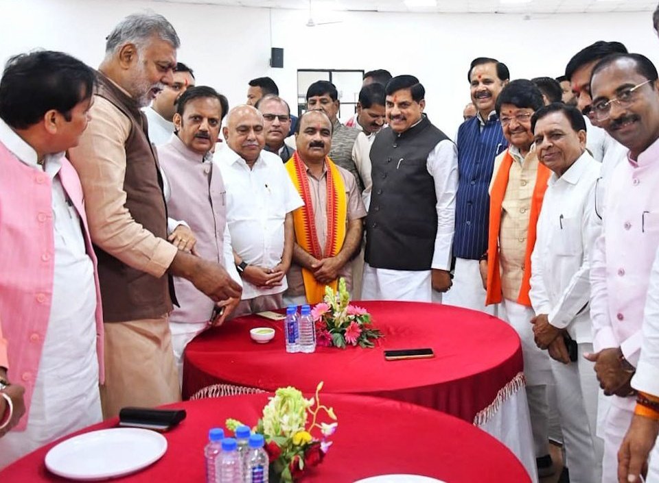 JaikyYadav16's tweet photo. मध्य प्रदेश राज्यसभा चुनाव में जहां सारे नेता अपने अपने आंकड़े लगा रहे थे, चुनाव में 2 सीट जीतने के दावे ठोक रहे थे 

वहां पर CM मोहन यादव की दूरदर्शिता और जीतने का कॉन्फिडेंस सातवें आसमान पर था और उनका यही तजुर्बा एक सीट और दिला गया।

राज्यसभा चुनाव में 3 सीटों पर पहले BJP 2 और कांग्रेस को एक सीट मिलती दिख रही थी 

ल��ग कांग्रेस की मीनाक्षी नटराजन के जीत के दावे कर रहे थे लेकिन मोहन यादव ने तीसरा उम्मीदवार भी खड़ा कर दिया

और दांव देखिए 

मीनाक्षी नटराजन का एक पुराना मामला उजागर हो गया जिसकी वजह से लोग आपत्ति करने लगे और उनका नामांकन खारिज हो गया।

भाजपा ने मध्य प्रदेश में ��ीनों सीटें जीत ली और इसी को लेकर पहले से चर्चा भी हो रही थी।