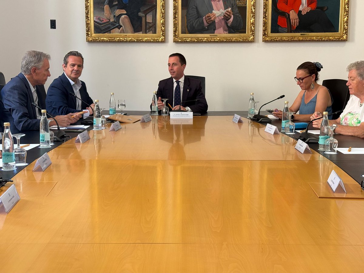Ll_Galmes's tweet photo. Reunió molt profitosa amb la junta directiva de la Federació d’Associacions de Pensionistes, Jubilats i Persones Majors de Mallorca.

Hem compartit impressions, reptes i propostes de futur, en una conversa molt enriquidora, des del compromís del Consell de Mallorca amb el benestar, la participació i la qualitat de vida de la nostra gent gran. Com sempre dic, la importància d’impulsar iniciatives i projectes amb ells i no per a ells.

Vull agrair-los la seva implicació i la de cada una de les juntes locals i les ganes de continuar fent feina per reforçar el teixit associatiu i donar veu a milers de mallorquins i mallorquines.