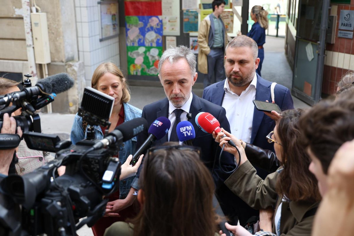 egregoire's tweet photo. Je sors d'une visite dans l'une de nos écoles parisiennes dans le 17e arrondissement . J'ai rencontré des parents, des enfants, des agents. Des femmes et des hommes qui font vivre nos écoles chaque jour avec engagement et dévouement.

La parole se libère. C'est un progrès pour notre société. Mais cette parole n'aura de sens que si elle est réellement entendue, prise en compte et suivie d'effets.

J'annonce aujourd'hui la création d'une commission indépendante chargée d'établir un diagnostic et de formuler des propositions concrètes sur la prévention et la lutte contre les violences sexuelles commises à l'encontre des enfants dans le périscolaire. Elle pourra, si elle le souhaite, élargir son champ de réflexion aux autres structures de la Ville de Paris qui accueillent des enfants.

Elle sera présidée par Antoine Garapon, ancien juge des enfants et président de la commission indépendante de reconnaissance et de réparation des abus sexuels dans l'Église. Son expérience, son indépendance et son autorité morale sont des garanties précieuses pour ce travail essentiel.

Mais au-delà de Paris, je le dis avec force : il est urgent d'ouvrir un véritable débat national sur les violences faites aux enfants. Un débat qui engage l'État, la justice, l’ensemble des institutions de notre République. Ce débat national devra se traduire en plan d’action et donc en moyens humains, financiers et judiciaires pour que notre pays soit enfin à la hauteur de l'enjeu.

Protéger les enfants, croire leur parole, agir sans délai : c'est une responsabilité collective. Paris y prend toute sa part.

📸 Jean-Baptiste Gurliat - Ville de Paris