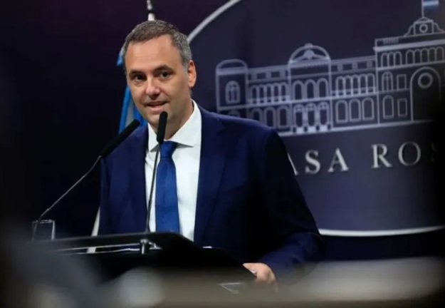 Ojo_Kritico's tweet photo. Quieren presentar la declaración jurada de Adorni en sintonía con el comienzo del mundial para opacar todo tipo de crítica o menciones negativas ¿Creen que el jefe de gabinete es honesto e inocente o es culpable de morder guita del estado? https://t.co/BpCDkaKQ1k
