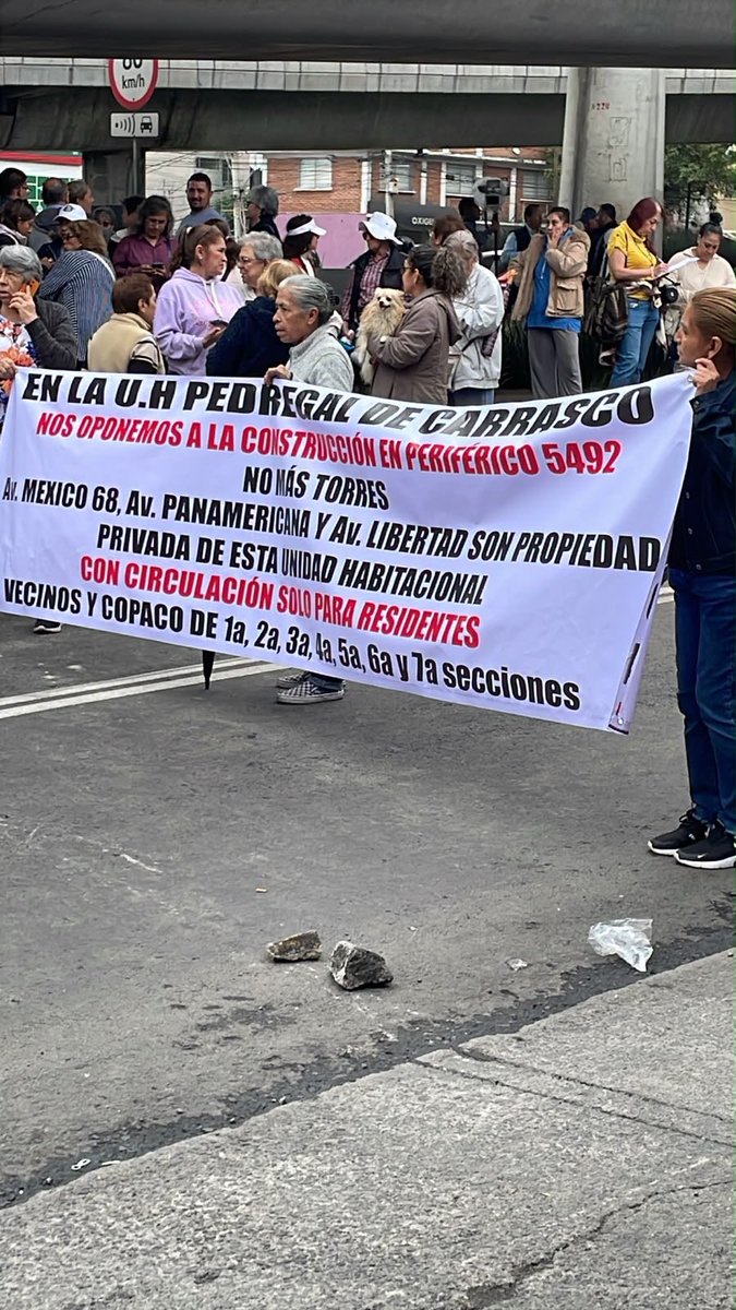 TlalpanVecinos's tweet photo. 🚨⚠️ Continúa bloqueo en Periférico Sur ⚠️🚨
Permanece cerrada la lateral de Periférico Sur a la altura de avenida México 68, en la colonia Pedregal de Carrasco, alcaldía Coyoacán.

📸: @avecesporaqui https://t.co/otdJlBcCEN