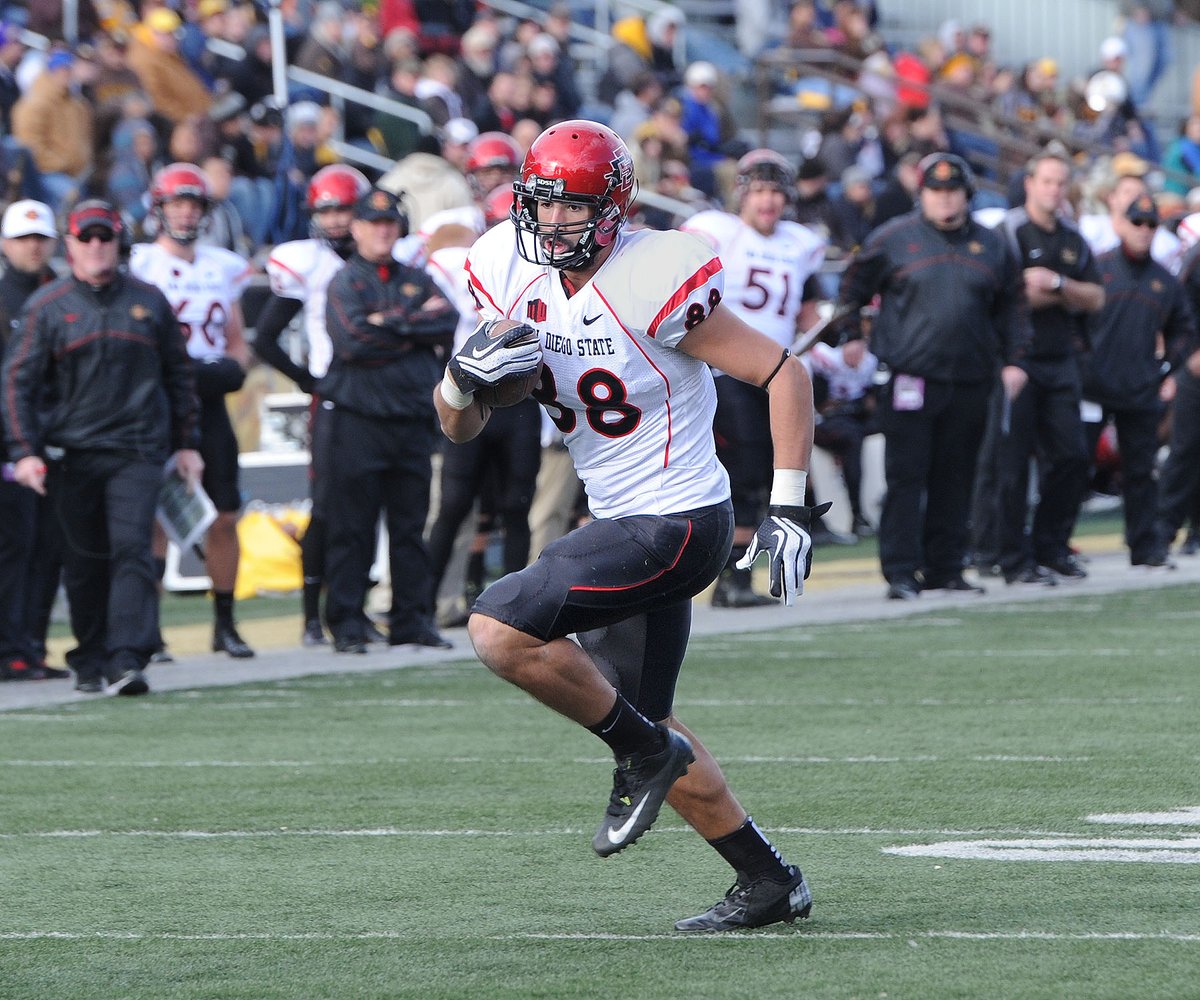 TomAbles's tweet photo. 88 Days to Aztec Football! #88 Gavin Escobar, 2010-12, TE. Freshman All-American 2010; All-American 2011-12. NFL: 2013-2018

#GoAztecs #AztecForLife #788andCounting @AztecFB https://t.co/736KwdENBs