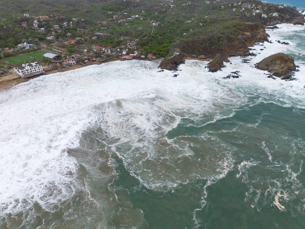 Oaxaca_Virtual's tweet photo. 🚨🌊 ¡El mar se desborda en la Costa de #Oaxaca!
Las imágenes aéreas de #Zipolite muestran la fuerza del #MarDeFondo, que mantiene bajo presión a #Mazunte, #SanAgustinillo y #Ventanilla.⚠️ Puertos cerrados y alerta en el litoral oaxaqueño.🎥 @Mobula_dronemap https://t.co/cBAx6GbrbT