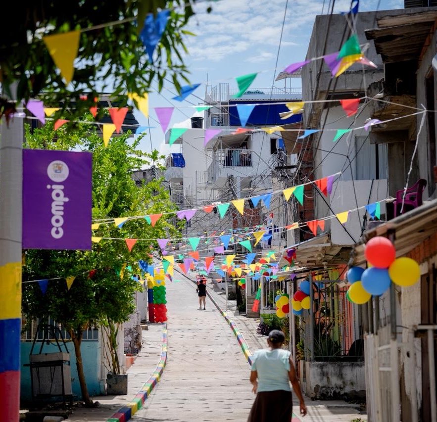 YamilHAranaP's tweet photo. Tuvieron que pasar más de 50 años para que las familias de Zaragocilla por fin estrenaran dos calles en los sectores Progreso 1 y 2.

Y lo hicimos con el programa COMPI. Una obra de calidad y a menor costo porque la construye la misma comunidad.

Donde antes había barro, polvo y dificultades para movilizarse, hoy hay vías dignas, andenes y bordillos que mejoran la calidad de vida de cientos de familias.

Obras que transforman realidades 🙌🏻