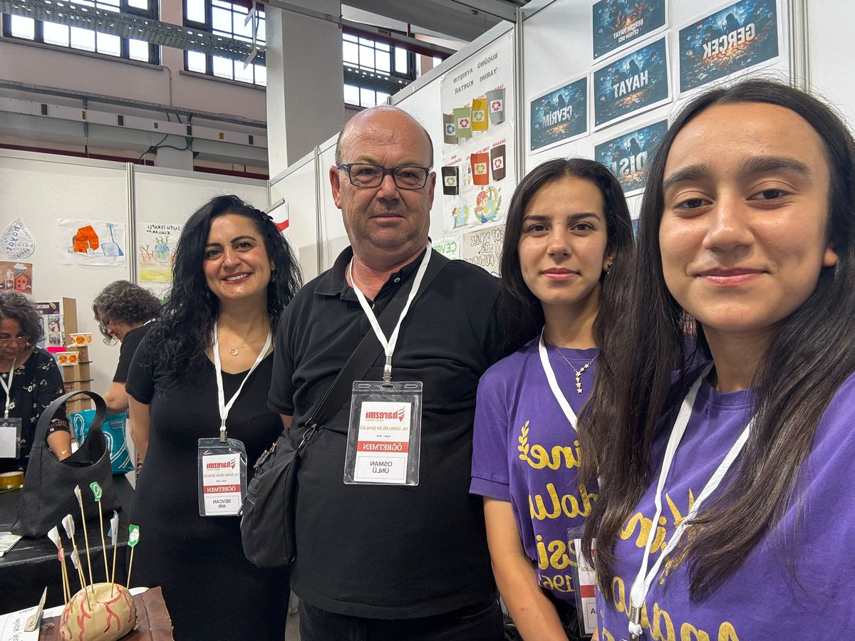 CineIlce's tweet photo. 🎉 Harezm Eğitim Modeli Şenliği'nde Çine Anadolu Lisesi Başarısı

Millî Eğitim Bakanlığı bünyesinde yürütülen Harezm Eğitim Modeli kapsamında düzenlenen şenlikte, Çine Anadolu Lisesi öğretmen ve öğrencilerimiz de hazırladıkları çalışmalarla yerlerini aldı.
Yaklaşık 24 haftalık bir süreç boyunca büyük emek ve özveriyle yürütülen çalışmalar sonucunda öğrencilerimiz; araştırma, sorgulama, problem çözme, iş birliği ve üretkenlik becerilerini geliştirerek ortaya koydukları projeleri başarıyla sergilediler.

Öğrencilerimizin süreç boyunca elde ettikleri kazanımları paylaşmaları ve çalışmalarını ziyaretçilere sunmaları hem onlar hem de okulumuz adına büyük bir gurur kaynağı oldu.

Bu anlamlı süreçte emek veren tüm öğretmenlerimizi ve öğrencilerimizi tebrik ediyor, başarılarının devamını diliyoruz. 👏🌟

#HarezmEğitimModeli
 #ÇineAnadoluLisesi 
#Eğitimdeİnovasyon #TürkiyeYüzyılıMaarifModeli

@tcmeb
@Aydin_MEM
@mehmetyigitmem
@CineIlce
@kemalciftci09
@CineLisesi