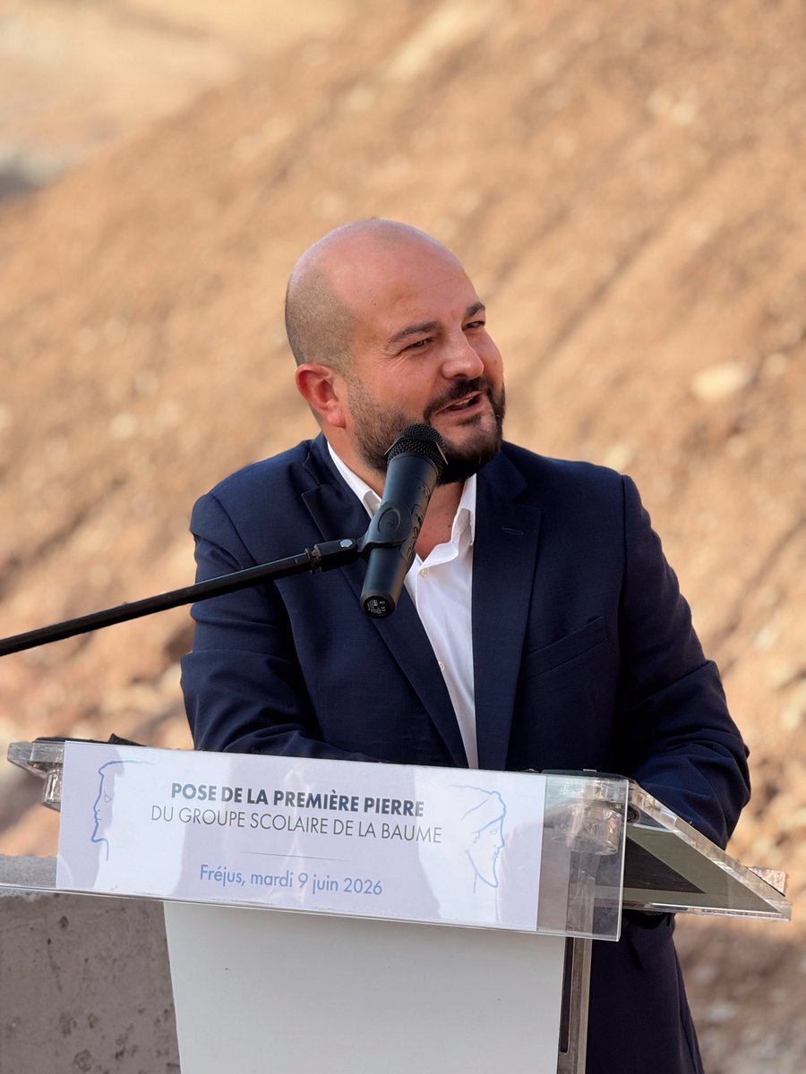 david_rachline's tweet photo. ☀️🏫 Aujourd’hui, nous avons posé la première pierre de la future école de La Baume.

Une première pierre, c’est un moment chargé de sens. Un moment où l’on pense aux enfants qui y apprendront demain, aux parents qui leur confieront chaque matin ce lieu de vie, aux enseignants qui les accompagneront dans leurs premiers pas vers l’avenir.

Et derrière cette réalisation, il y a une conviction profonde : l’avenir d’une ville se construit d’abord en investissant dans sa jeunesse.

Offrir à nos enfants les meilleures conditions pour apprendre, grandir, s’épanouir et réussir. Adresser un message de confiance à toutes les familles qui ont choisi Fréjus pour y vivre et y construire leur histoire.

Cette école portera aussi une ambition écologique : pensée pour les enjeux du XXIᵉ siècle, plus respectueuse de l’environnement, avec des matériaux durables, des espaces végétalisés, des cours de pleine terre, des équipements énergétiquement performants et des panneaux photovoltaïques.

À la rentrée 2027, lorsque les premiers élèves du groupe scolaire Paul-Roux franchiront ses portes, ils ne découvriront pas seulement une école neuve. Ils entreront dans un lieu pensé pour eux, un lieu où ils apprendront à comprendre le monde, à vivre ensemble, à développer leurs talents et à devenir les citoyens de demain.

Parce qu’au-delà des plans, des chiffres et des travaux, ce sont toujours les enfants qui donnent un sens à nos projets.

🎙️ « Cette première pierre est donc bien plus qu’un symbole. Elle est la pierre de confiance en Fréjus, en sa jeunesse et en son avenir. »

#FréjusUnTempsDAvance