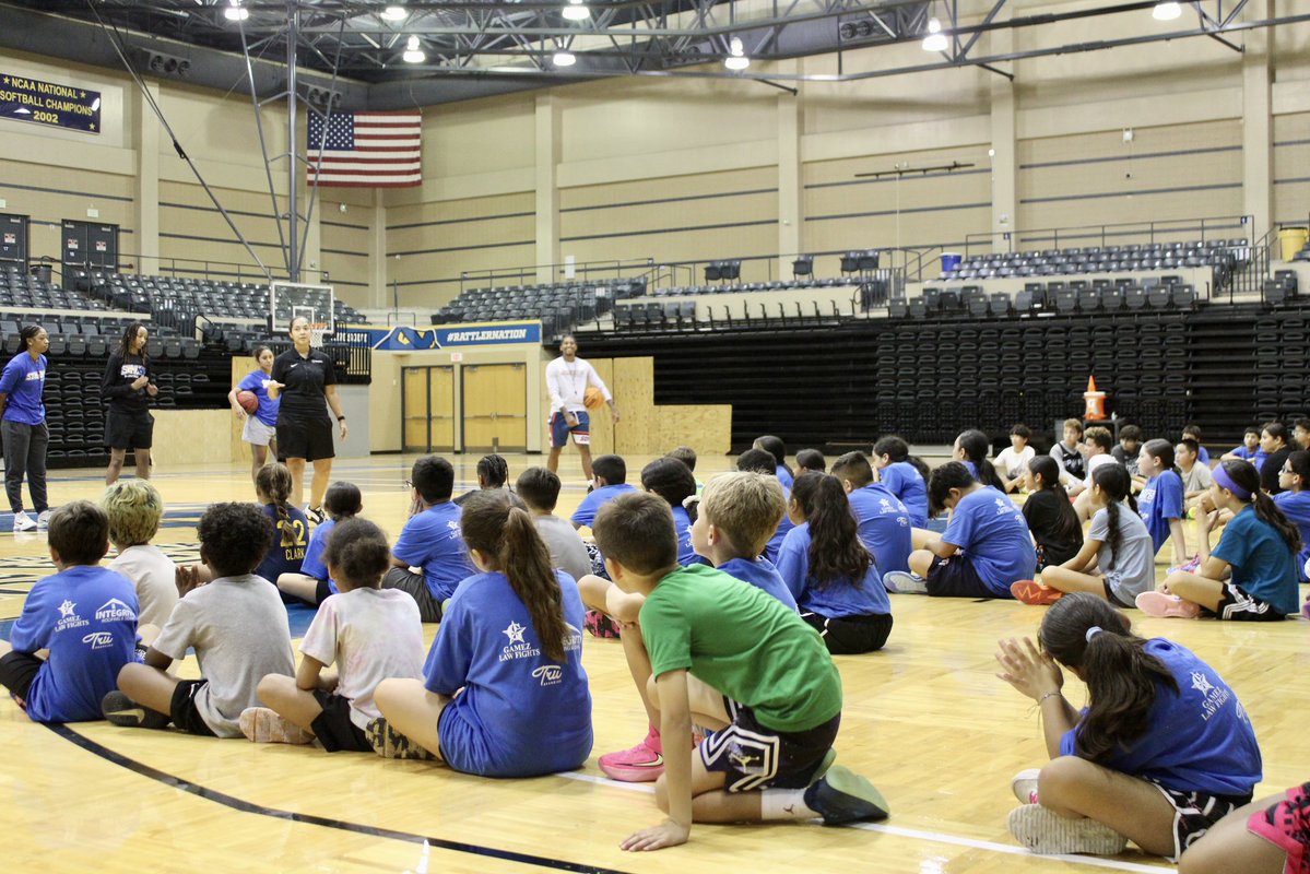 StMUwbb's tweet photo. Day 2 ✅ Energy high, smiles bigger! 🏀💙

#fangsout #stmuwbb https://t.co/QnMeQiNvQn