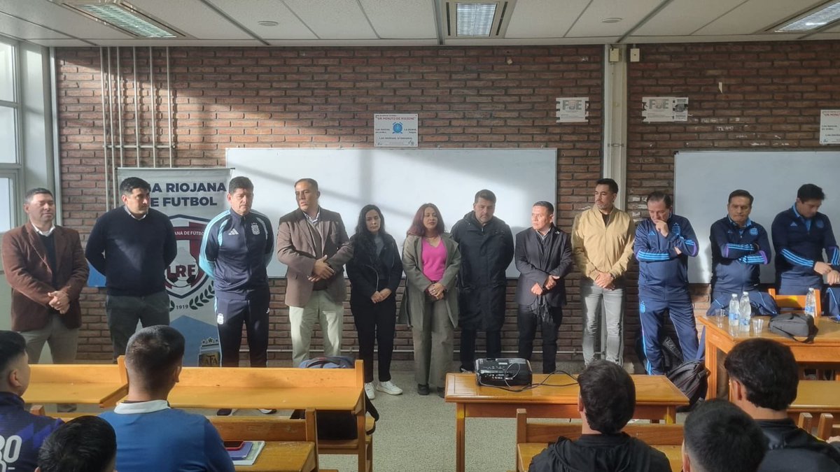 GabrielGermanG6's tweet photo. El Consejo Federal, en conjunto con UADA y la @unlaroficial, puso en marcha el Curso Federal de Árbitros, una iniciativa trascendental para fortalecer la formación, capacitación y profesionalización del arbitraje en nuestra región.
Tras el convenio firmado en noviembre entre las instituciones participantes, este 9 de junio comenzó oficialmente la Tecnicatura de Árbitros, que será dictada de manera conjunta por profesionales del arbitraje y docentes de la UNLaR. Esta propuesta representa una verdadera apuesta al conocimiento, al desarrollo y al crecimiento del fútbol del interior, generando nuevas oportunidades para las actuales y futuras generaciones de árbitros.

Nuestro agradecimiento al presidente del Consejo Federal, @TovigginoPablo por su permanente acompañamiento y compromiso en la promoción de políticas e iniciativas que articulan deporte y educación, generando herramientas concretas para el fortalecimiento y crecimiento del fútbol federal.