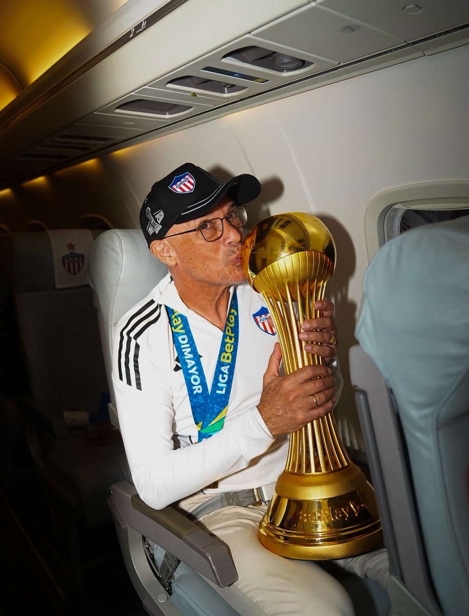 PTiburona's tweet photo. Estamos viviendo el sueño que todo hincha desea, 5 ligas en 8 años y dos bicampeonatos. Le doy gracias a Dios por esto, ayer fue un día de emociones y sensaciones unicas que jamas voy a olvidar, gracias @JuniorClubSA por vivir esta nueva historia ❤️🦈🔴⚪️! https://t.co/Gcg79uDvJ5
