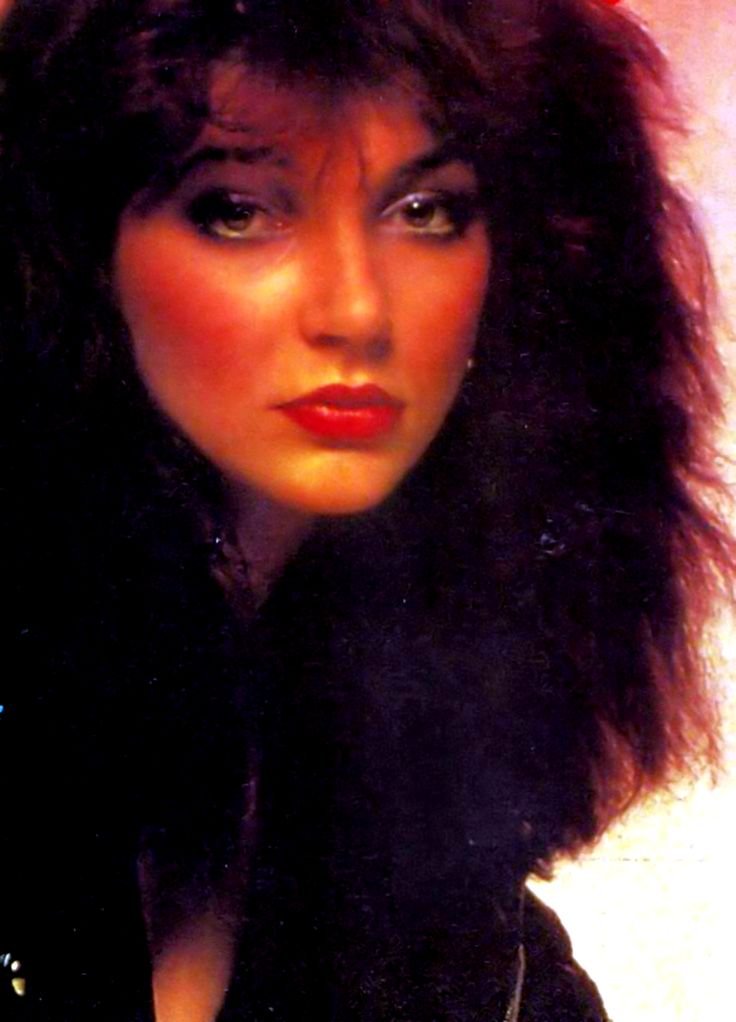 dailykatebushmx's tweet photo. Another “biopic” that ends way too soon…
Kate Bush - Under Review (2006) is an unofficial documentary that explores her career through archive footage, performances, music videos and commentary. It covers everything from The Kick Inside to Hounds of Love, ending before the 2000s https://t.co/d7MWeurdZc
