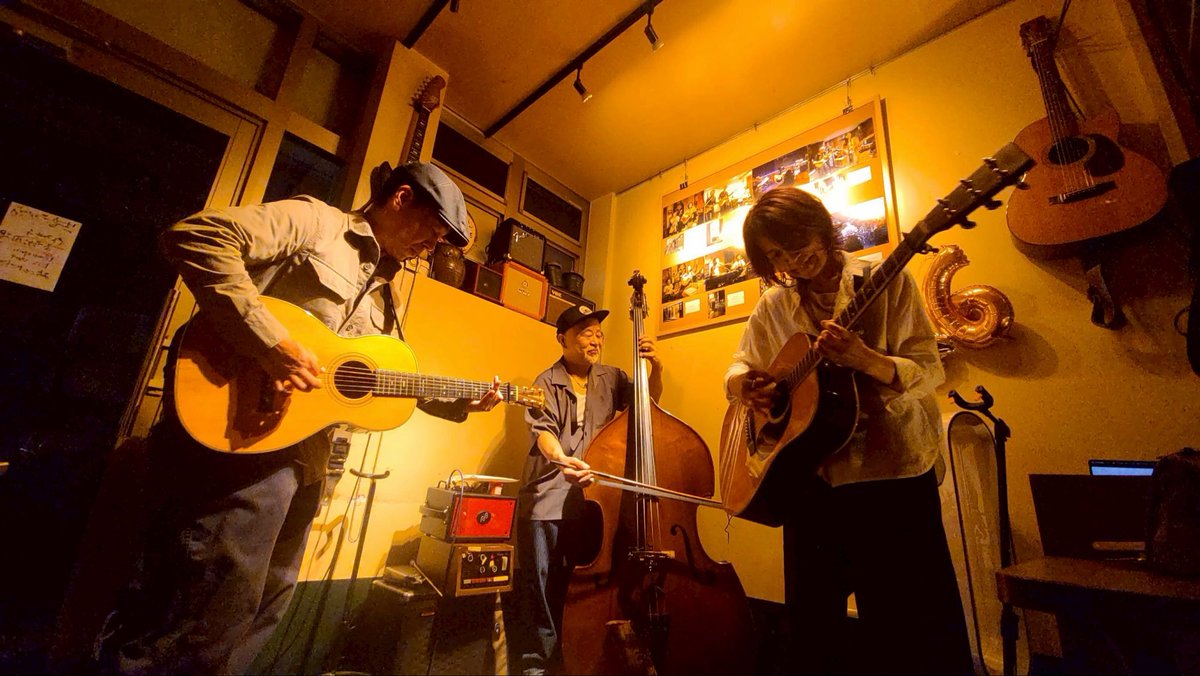ipopapi's tweet photo. イトウサチ&amp;ブンケンバレエ団　ライブ@ソーヤーカフェ、3月の延期からだいぶお待たせしましたが、遂に、ようやく、無事終了！

生声、生音の届く距離で、落ち着いて演奏できる素敵なお店。みなさんじっくり、そしてノリノリで聴いてくださって、とっても楽しく演奏させてもらいました❗️感謝❣️ https://t.co/DuC6mVneWx