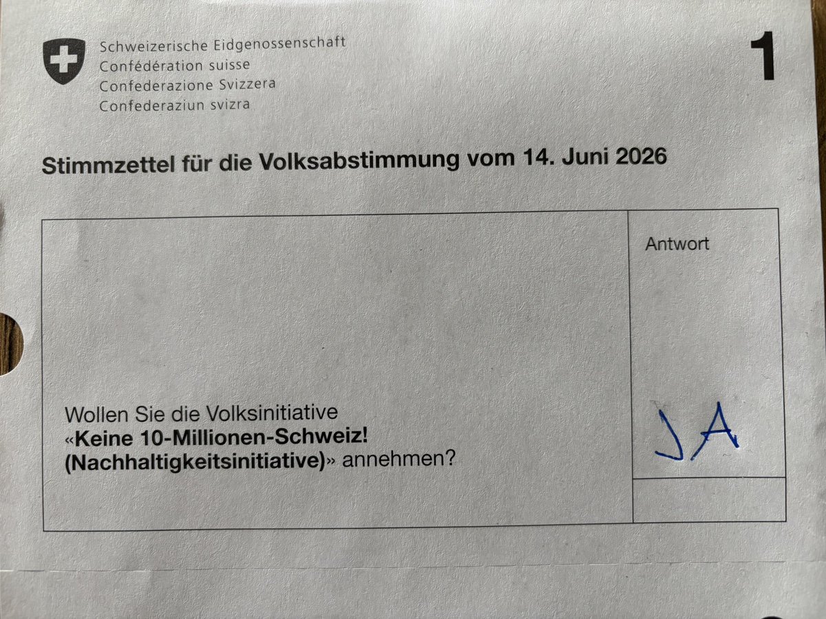 queru_lant's tweet photo. Ich liebe meine Heimat und meine Familie. Deshalb lege ich als Schweizer Eidgenosse ein überzeugtes JA zur 10-Millionen-Initiative ein 🇨🇭

Unsere kleine Schweiz hat keinen Bedarf an Dichtestress, völlig verstopften Strassen und kulturfremder Einwanderung. https://t.co/FXS1qxoenq