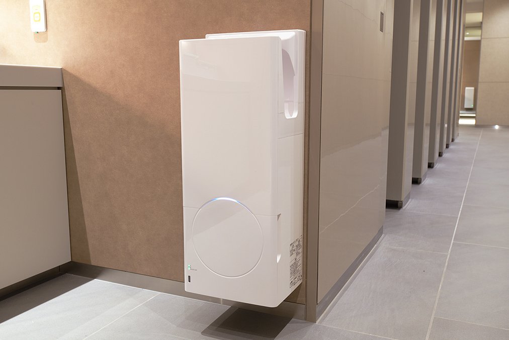 kugui_9034's tweet photo. 男子トイレのハンドドライヤーって陰茎を乾かすために置いてあるんだけど、このタイプは両脇から対面になる形で勃起した陰茎を差し込めるから、1度に2人が乾かせて便利なんだよな https://t.co/nsOILYuW0y