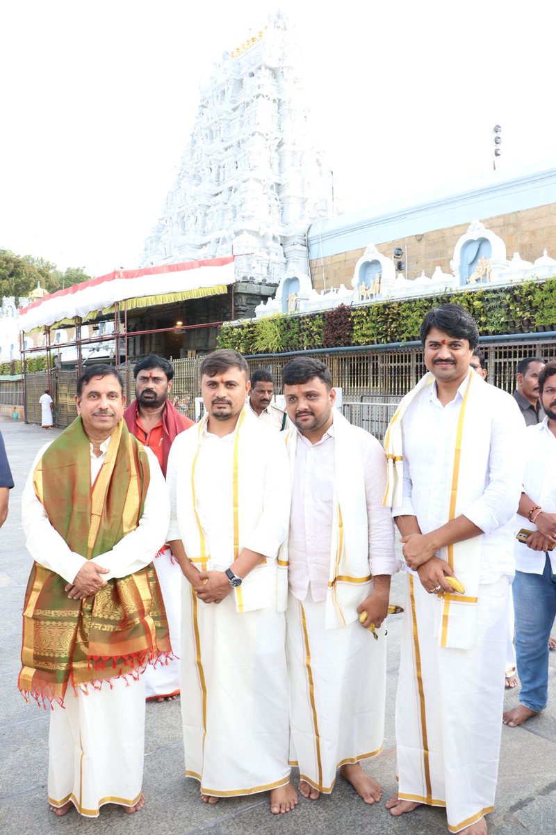 JoshiPralhad's tweet photo. Had the privilege of offering prayers and seeking the divine blessings of Lord Sri Venkateswara Swamy at Tirumala and Goddess Sri Padmavathi Ammavaru at the sacred Sri Padmavathi Ammavari Temple, Tirupati. 🙏🏻

Offered prayers for the well being of the citizens of our country and the continued progress of the nation. 

Blessed to have a very fulfilling darshan at both revered temples, also received the sacred Laddu Prasad, which was truly delicious and added to the joy of this blessed spiritual experience.

ಓಂ ನಮೋ ವೆಂಕಟೇಶಾಯ
ಓಂ ಶ್ರೀ ಪದ್ಮಾವತ್ಯೈ ನಮಃ

ತಿರುಮಲ ತಿರುಪತಿಯ ಶ್ರೀ ವೆಂಕಟೇಶ್ವರಸ್ವಾಮಿ ಹಾಗೂ ತಿರುಪತಿಯ ಪವಿತ್ರ ಶ್ರೀಕ್ಷೇತ್ರ ಶ್ರೀ ಪದ್ಮಾವತಿ ಅಮ್ಮನವರ ದಿವ್ಯ ಸನ್ನಿಧಿಯಲ್ಲಿ ಪ್ರಾರ್ಥನೆ ಸಲ್ಲಿಸಿ, ಆಶೀರ್ವಾದ ಪಡೆಯುವ ಸೌಭಾಗ್ಯ ನನ್ನದಾಯಿತು.

ದೇಶದ ಸಮಸ್ತ ನಾಗರಿಕರ ಕಲ್ಯಾಣಕ್ಕಾಗಿ ಮತ್ತು ರಾಷ್ಟ್ರದ ನಿರಂತರ ಪ್ರಗತಿ ಹಾಗೂ ಅಭಿವೃದ್ಧಿಗಾಗಿ ಆ ಜಗಜ್ಜನನಿ ಮತ್ತು ಶ್ರೀನಿವಾಸನಲ್ಲಿ ಭಕ್ತಿಪೂರ್ವಕ ಪ್ರಾರ್ಥನೆಗಳನ್ನು ಸಮರ್ಪಿಸಿದೆನು. ಎರಡೂ ಪುಣ್ಯಕ್ಷೇತ್ರಗಳಲ್ಲಿ ಅತ್ಯಂತ ಧನ್ಯತೆಯನ್ನು ತಂದಿತ್ತ ಸಾರ್ಥಕ ದರ್ಶನ ಭಾಗ್ಯ ನನ್ನದಾಯಿತು.

ಇದರೊಂದಿಗೆ, ಅತ್ಯಂತ ಸ್ವಾದಿಷ್ಟವಾದ ಪವಿತ್ರ 'ಲಡ್ಡು ಪ್ರಸಾದ'ವನ್ನು ಸ್ವೀಕರಿಸುವ ಸೌಭಾಗ್ಯ ಲಭಿಸಿತು. ಇದು ಈ ಆಧ್ಯಾತ್ಮಿಕ ದಿವ್ಯ ಅನುಭೂತಿಯ ಆನಂದವನ್ನು ಮತ್ತಷ್ಟು ಹೆಚ್ಚಿಸಿದೆ.

#TirumalaTirupati
#TTD
@TTDevasthanams