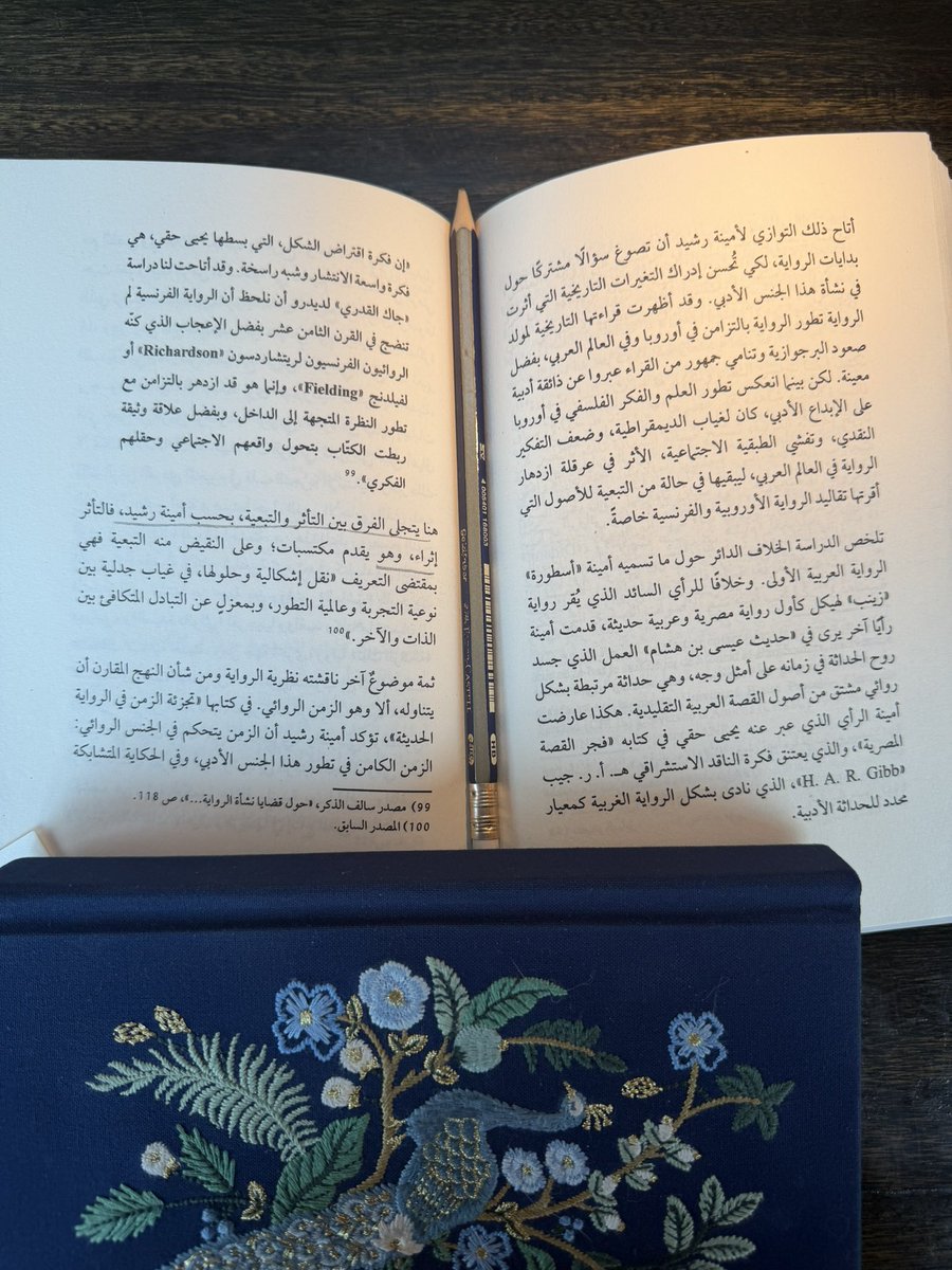 Intellect_n_'s tweet photo. أنهيت اليوم كتابا تركني في عجب مقيم.
اعتدت مع أي كتاب مترجم أن أكون بين حدين؛ إما أن تروقني الترجمة فأمضي في سبيلها، أو أنصرف عنها بالكلية، لكن في كتاب اليوم كان الأمر على درجة عالية الغرابة؛ فقد زاد انبهاري بلغة الترجمة البليغة، وعلا طربي بالجمل المحكمة، ووجدتني مأخوذة بجمال اللغة، فلو شئت لأقسمت أن هذا الكتاب من أول يومه كتب بالعربية العالية ولما يعبر القنطرة من لغة أخرى.
وصلني كتاب:"أمينة رشيد أو العبور إلى الآخر" كتبته بالفرنسية سلمى مبارك، وأبدعته للعربية بترجمة آسرة  الدكتورة داليا سعودي، وهو كتاب من المشروع الثقافي الطموح نفذته جائزة الملك فيصل بالرياض ومعهد العالم العربي بباريس.
كانت ترجمة الدكتورة داليا صحبة روحية وكأنما لم تكن لوهلة وسطية بين لغتين.
@DaliaTSeoudy