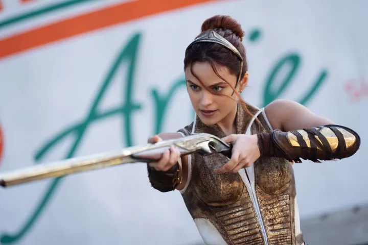 KevinLamb74's tweet photo. Teela was great in Masters of the Universe.

All she wanted was for Adam to be the best hero he could be and never sought to do his job for him, even though she still kicked ass on her own.

She raised objections to some of his tactics, but still followed him when he was willing to go on his own. Also when he was looking foolish by announcing everyone's nicknames, she tried to quietly shush him as opposed to publicly reprimanding him and embarrassing him further.

Then when they were alone she finally let out "Fisto??? Seriously??" 😂

All of that made me genuinely like her character and root for her to have her moments in the spotlight at the end. Plus she was fit and attractive and feminine which is always a plus.

Night and day contrast between her and the terrible Revelations version.