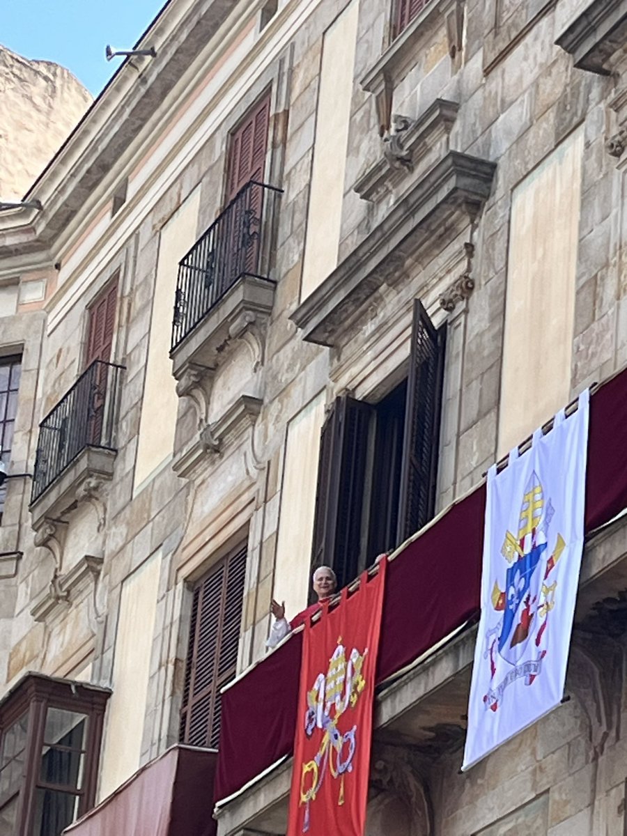 caidux's tweet photo. gente virei uma rua na espanha e do nada vi o papa kkkkkkkk que coisa https://t.co/2QIOpqeBq1