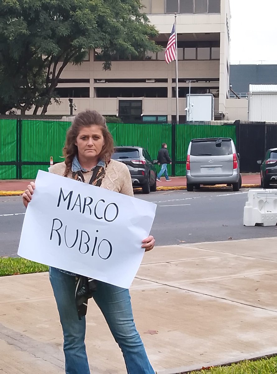 la_katuar's tweet photo. #URGENTE | Hermana del único argentino que queda secuestrado por el régimen de Delcy pide ayuda en embajada de Estados Unidos en Buenos Aires

 Vanessa Giuliani, solicita desde la sede de la @EmbajadaEEUUarg apoyo al secretario de Estado, @marcorubio y al senador @SenRickScott, por la libertad de su hermano Germán Giuliani secuestrado en Yare II teniendo boleta de excarcelación 

#Argentina #Venezuela