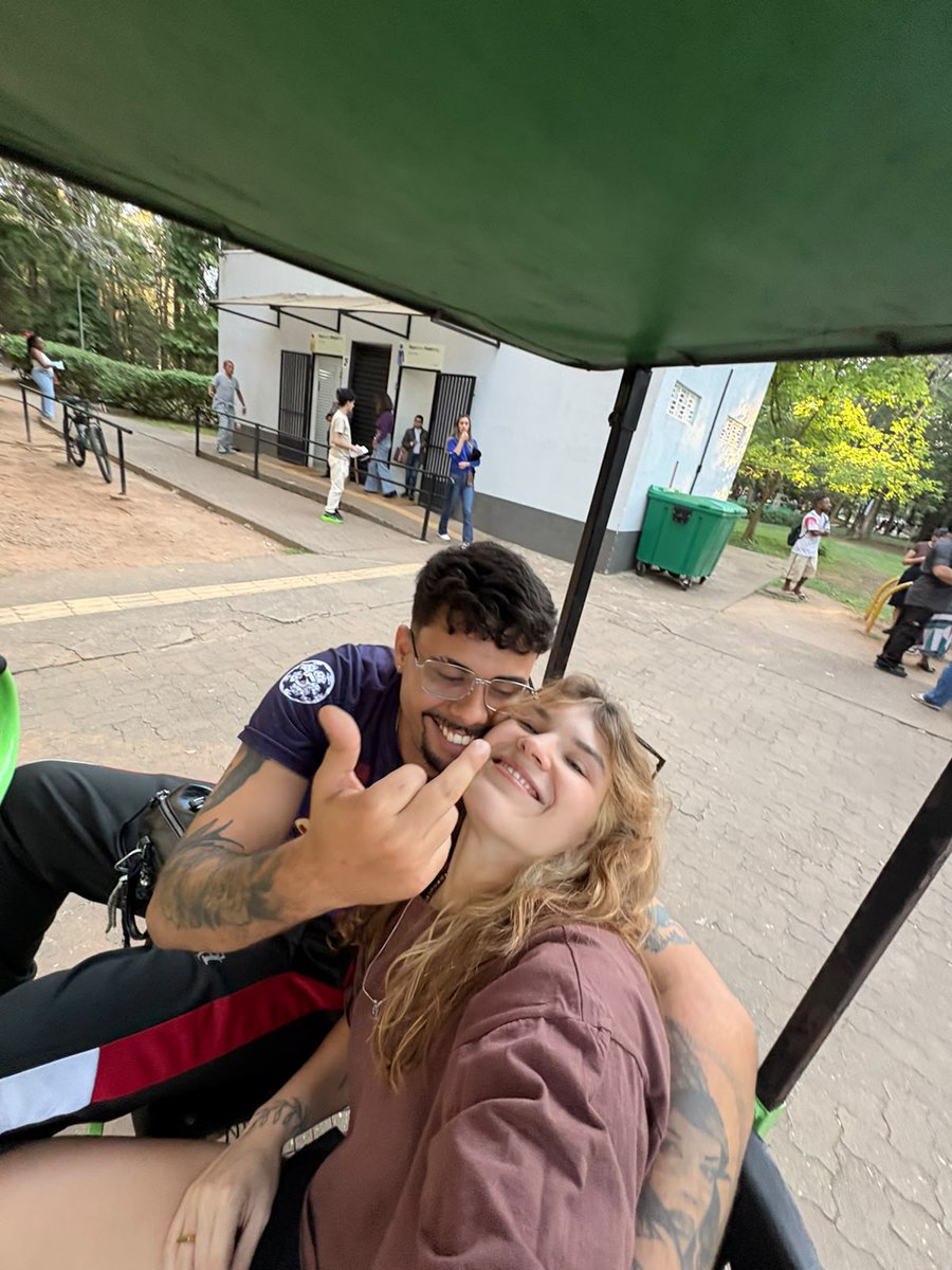Vidal4m's tweet photo. ouvindo Filipe Ret com o som no talo gritando que o mundo é nosso 
ouvindo Don L com ela no colo pensando que se foda o mundo🖕🏽 https://t.co/t4ahEv46Ge