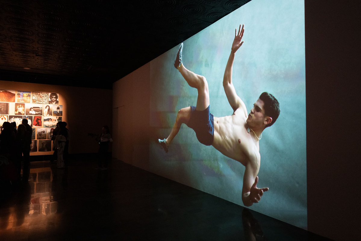 ccurieldeicaza's tweet photo. Cuarenta años después de las imágenes que realizó para el Mundial de México 1986, Annie Leibovitz regresa con una nueva serie dedicada al futbol rumbo al Mundial 2026.

Inauguramos en el Museo Nacional de Antropología “Futbol 2026. Annie Leibovitz”, una exposición que reúne dos momentos de una misma mirada: el diálogo entre el balón, las zonas arqueológicas y la memoria profunda de México, y el retrato contemporáneo de jugadoras y jugadores de México, Estados Unidos y Canadá.

México recibe al mundo desde su historia, su patrimonio, sus museos, sus culturas vivas y su creación presente.

Gracias a @fundtelevisa Fundación Coppel y la Fundación Diez Morodo por hacer posible este proyecto, y al Museo Nacional de Antropología por darle una sede con contexto, profundidad y sentido.

@cultura_mx