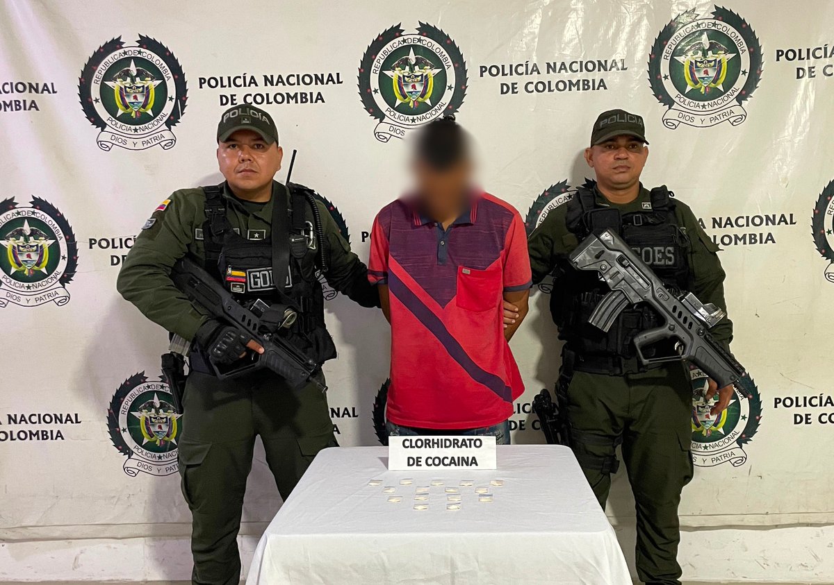 PoliciaDeCesar's tweet photo. En el barrio Mochilanga de #Becerril, mediante actividades de registro y control, se logró la captura de un hombre que adoptó una actitud sospechosa. Se le hallaron 15 dosis de cocaína. #CesarTerritorioSeguro https://t.co/YW33Xdwgeu
